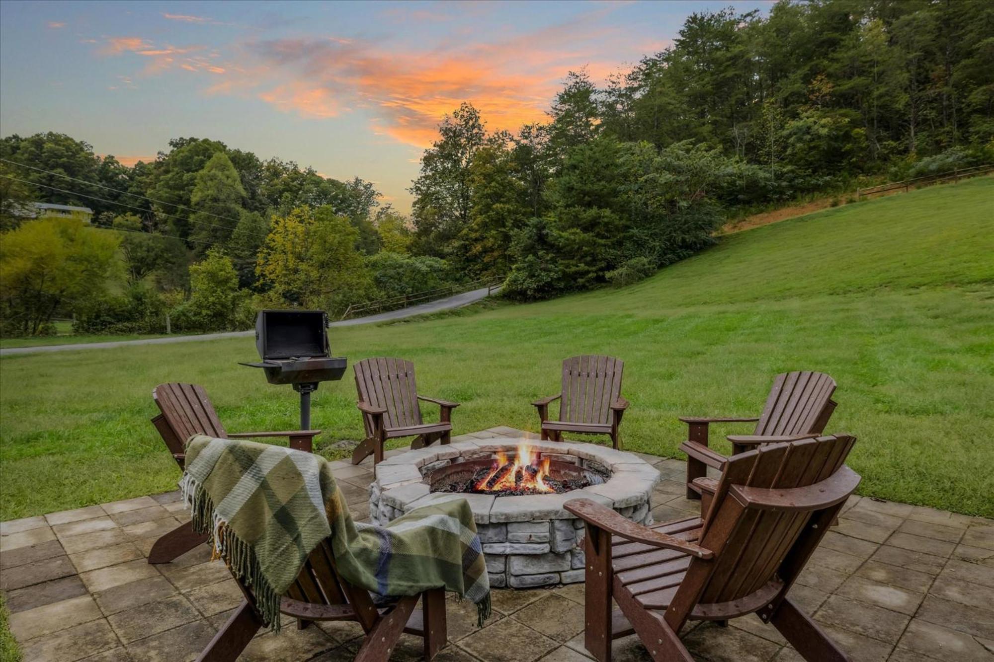 Hot Tub Fire Pit Game Room Theater Easy Access Sleeps 12 - Black Bear Lodge Pigeon Forge Esterno foto